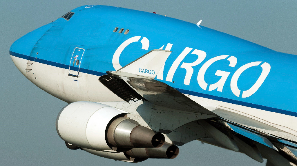 Commercial goods clearing customs in Edinburgh for import and export shipments